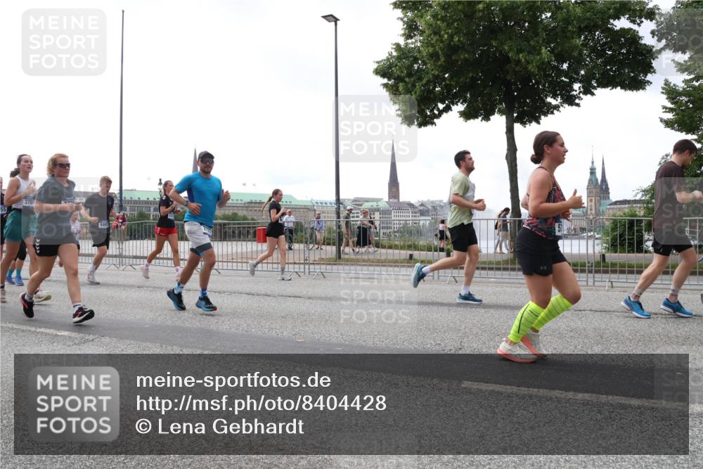 29.06.2025 - hella hamburg halbmarathon Lena Gebhardt http://msf.ph/oto/8404428 29.06.2025 10:50:16 Lombardsbrücke 370, 1259, 1487, 1511, 1828, 2047, 2212, 3203, 3680, 3701, 3710, 3805, 3897, 4090, 4168, 4870, 4961, 5119, 5131, 5749, 5751, 5997, 6680, 6830, 7505, 7677, 7721, 7722, 7755, 8065, 8254, 8299, 9015, 9605, 9940, 10060, 10286, 10617, 10683, 10744, 11030, 11426, 11696, 11716, 11760, 12079, 12124, 13127, 13128, 13309, 13381, 13744, 13846, 13887, 14102, 14144, 14505, 14545, 14591, 14692, 14940, 15230, 15626 meine-sportfotos.de