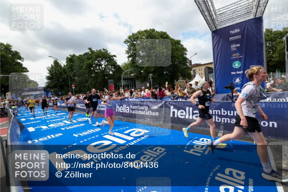 29.06.2025 - hella hamburg halbmarathon Zöllner http://msf.ph/oto/8404436 29.06.2025 10:39:42 Ziel 1358, 4398, 4888, 11284, 11806, 14077, 15094, 15435, 15828, 16580, 16761, 17215, 17360, 17425, 18154, 18285, 18803 meine-sportfotos.de