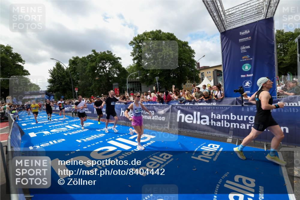 29.06.2025 - hella hamburg halbmarathon Zöllner http://msf.ph/oto/8404442 29.06.2025 10:39:43 Ziel 1358, 4398, 4888, 11284, 11806, 13190, 14077, 15094, 15435, 16580, 16761, 17005, 17215, 17360, 17425, 17792, 18154, 18803 meine-sportfotos.de