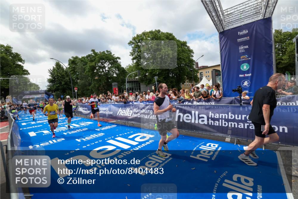 29.06.2025 - hella hamburg halbmarathon Zöllner http://msf.ph/oto/8404483 29.06.2025 10:39:44 Ziel 1358, 4398, 4888, 11284, 11806, 13190, 14077, 15094, 15435, 16580, 16761, 17005, 17360, 17425, 17792, 18013, 18154 meine-sportfotos.de
