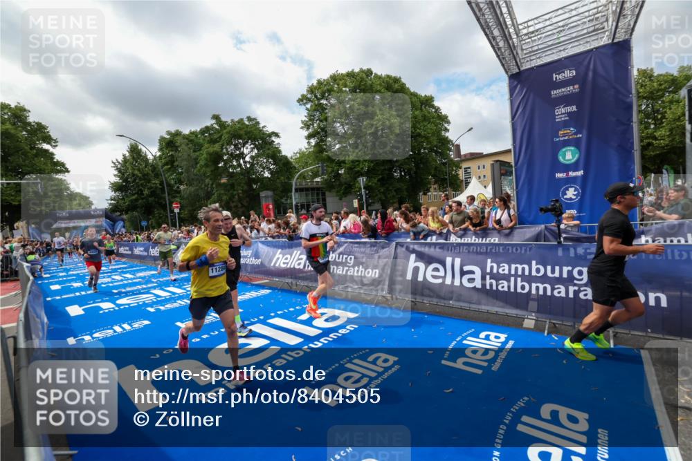 29.06.2025 - hella hamburg halbmarathon Zöllner http://msf.ph/oto/8404505 29.06.2025 10:39:45 Ziel 1358, 4398, 4888, 11284, 11806, 13190, 14077, 14204, 15094, 15435, 15744, 16580, 16761, 17005, 17425, 17792, 18013 meine-sportfotos.de