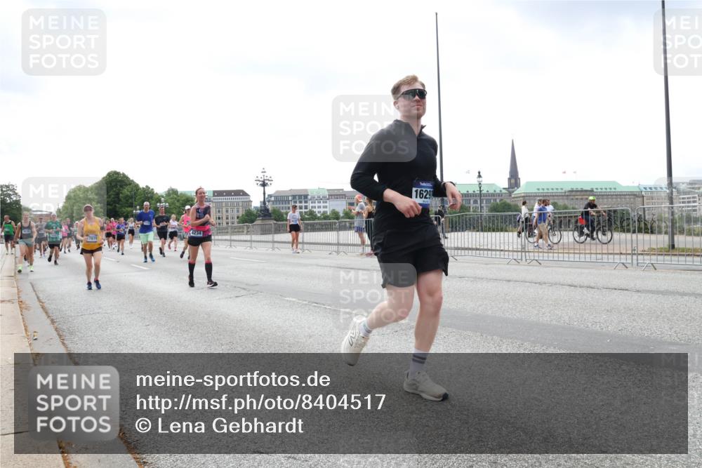 29.06.2025 - hella hamburg halbmarathon Lena Gebhardt http://msf.ph/oto/8404517 29.06.2025 10:41:04 Lombardsbrücke 430, 7879, 4234, 1629, 1075, 1317, 1323, 1731, 2042, 2173, 2206, 2229, 2299, 2805, 2858, 3121, 3306, 3432, 3532, 3533, 3694, 4044, 4234, 4411, 4412, 4530, 4612, 4638, 4774, 4775, 4972, 5086, 5225, 5549, 5688, 5689, 5753, 5928, 6088, 6098, 6163, 6289, 6474, 6842, 7293, 7661, 7821, 7829, 7956, 8053, 8054, 8293, 8385, 8429, 8430, 8586, 8751, 8769, 8878, 8992, 9009, 9237, 9962, 10181, 10269, 10407, 10644, 10835, 11053 meine-sportfotos.de