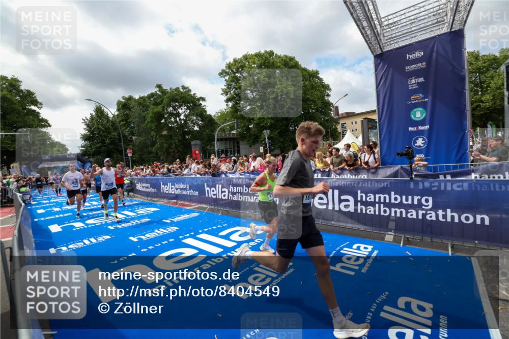 29.06.2025 - hella hamburg halbmarathon Zöllner http://msf.ph/oto/8404549 29.06.2025 10:39:48 Ziel 1358, 1975, 4398, 13190, 14204, 15435, 15744, 16580, 16761, 17005, 17792, 18013 meine-sportfotos.de