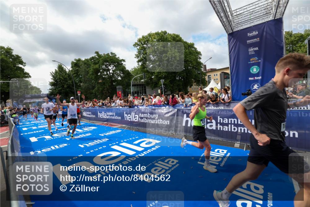 29.06.2025 - hella hamburg halbmarathon Zöllner http://msf.ph/oto/8404562 29.06.2025 10:39:49 Ziel 1975, 2525, 4398, 13190, 14204, 15435, 15744, 16580, 16761, 17005, 17792, 18013 meine-sportfotos.de