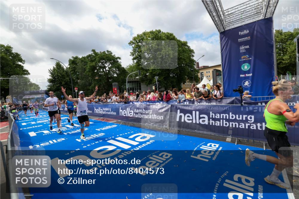 29.06.2025 - hella hamburg halbmarathon Zöllner http://msf.ph/oto/8404573 29.06.2025 10:39:49 Ziel 1975, 2525, 4398, 13190, 14204, 15435, 15744, 16580, 16761, 17005, 17792, 18013 meine-sportfotos.de
