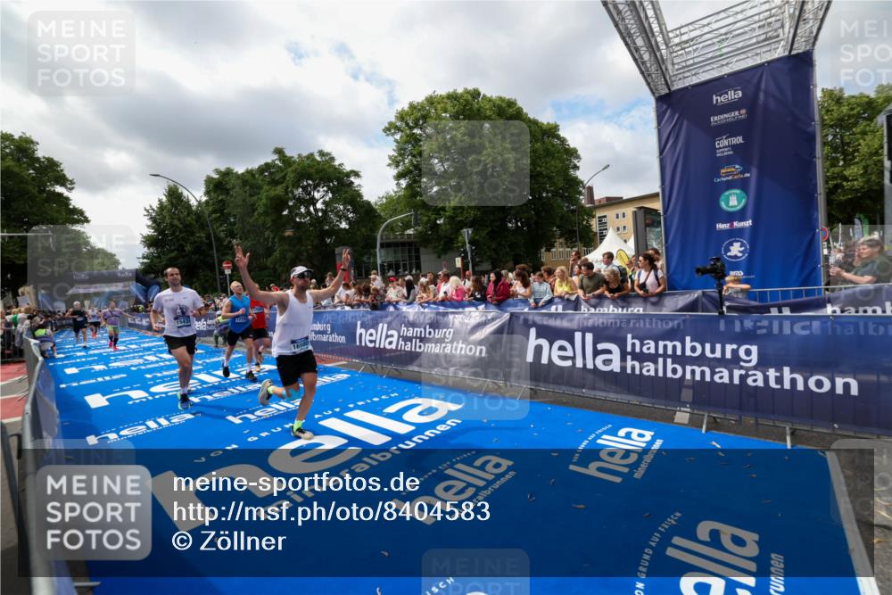 29.06.2025 - hella hamburg halbmarathon Zöllner http://msf.ph/oto/8404583 29.06.2025 10:39:49 Ziel 1975, 2525, 4398, 13190, 14204, 15435, 15744, 16580, 16761, 17005, 17792, 18013 meine-sportfotos.de