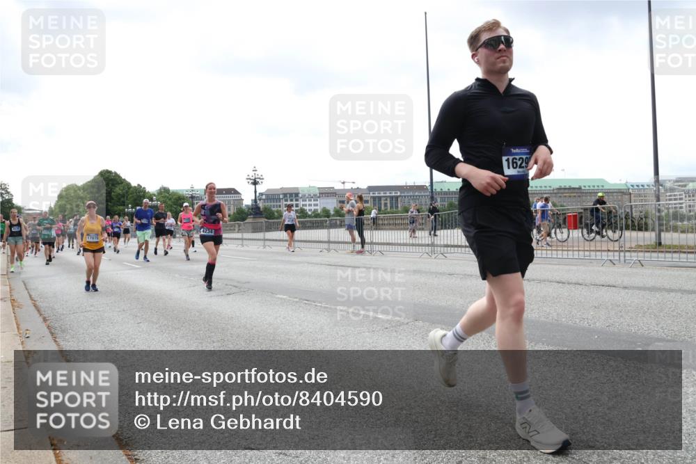 29.06.2025 - hella hamburg halbmarathon Lena Gebhardt http://msf.ph/oto/8404590 29.06.2025 10:41:04 Lombardsbrücke 17879, 4234, 1629, 1075, 1317, 1323, 1731, 2042, 2173, 2206, 2229, 2299, 2805, 2858, 3121, 3306, 3432, 3532, 3533, 3694, 4044, 4234, 4411, 4412, 4530, 4612, 4638, 4774, 4775, 4972, 5086, 5225, 5549, 5688, 5689, 5753, 5928, 6088, 6098, 6163, 6289, 6474, 6842, 7293, 7661, 7821, 7829, 7956, 8053, 8054, 8293, 8385, 8429, 8430, 8586, 8751, 8769, 8878, 8992, 9009, 9237, 9962, 10181, 10269, 10407, 10644, 10835, 11053 meine-sportfotos.de