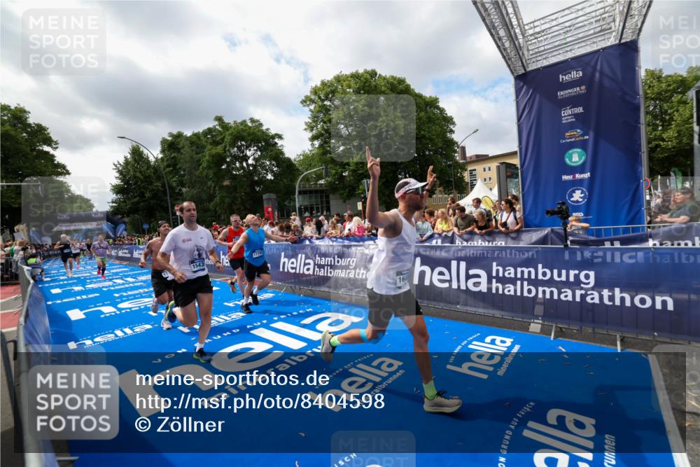 29.06.2025 - hella hamburg halbmarathon Zöllner http://msf.ph/oto/8404598 29.06.2025 10:39:50 Ziel 1975, 2525, 2573, 13190, 14204, 15435, 15744, 16580, 17005, 17792, 18013 meine-sportfotos.de
