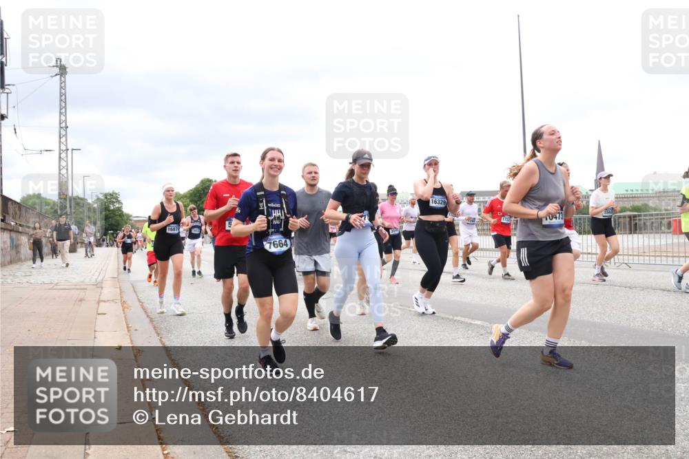 29.06.2025 - hella hamburg halbmarathon Lena Gebhardt http://msf.ph/oto/8404617 29.06.2025 10:58:32 Lombardsbrücke 16875, 7664, 16329, 0473, 1592, 1001, 1326, 1365, 1380, 1514, 1646, 1845, 2043, 2169, 2273, 2275, 2449, 2649, 2929, 3416, 3540, 3565, 3868, 4042, 4043, 4117, 4225, 4294, 5104, 5159, 5655, 5732, 5782, 5988, 6010, 6330, 6341, 6554, 6588, 6633, 6702, 6825, 6927, 7095, 7096, 7262, 7443, 7617, 7664, 7783, 7870, 7933, 7967, 8076, 8439, 8440, 8441, 8442, 8512, 8592, 8701, 8752, 8888, 9123, 9221, 9225, 9239, 9319, 9563, 9636, 9889, 9960, 9982, 10498 meine-sportfotos.de