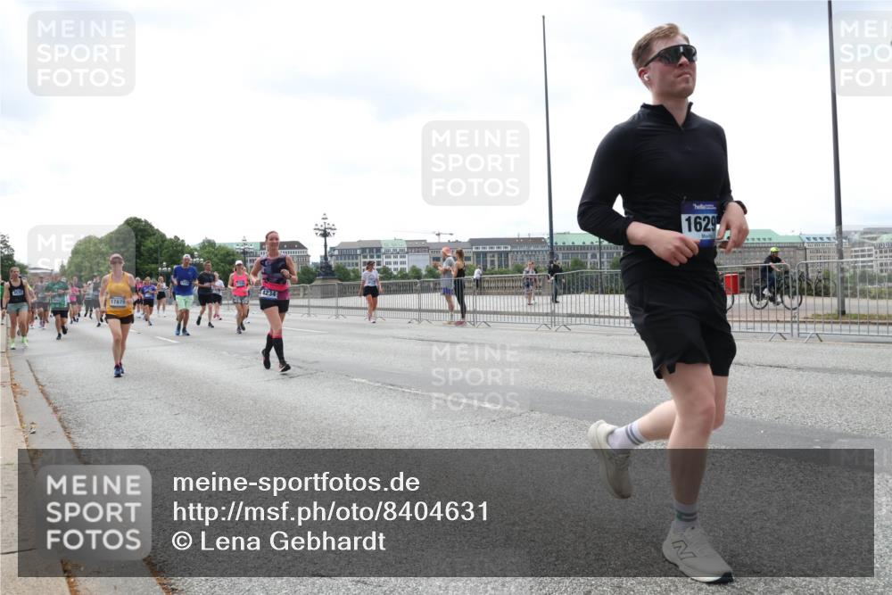 29.06.2025 - hella hamburg halbmarathon Lena Gebhardt http://msf.ph/oto/8404631 29.06.2025 10:41:04 Lombardsbrücke 4234, 17879, 1629, 1075, 1317, 1323, 1731, 2042, 2173, 2206, 2229, 2299, 2805, 2858, 3121, 3306, 3432, 3532, 3533, 3694, 4044, 4234, 4411, 4412, 4530, 4612, 4638, 4774, 4775, 4972, 5086, 5225, 5549, 5688, 5689, 5753, 5928, 6088, 6098, 6163, 6289, 6474, 6842, 7293, 7661, 7821, 7829, 7956, 8053, 8054, 8293, 8385, 8429, 8430, 8586, 8751, 8769, 8878, 8992, 9009, 9237, 9962, 10181, 10269, 10407, 10644, 10835, 11053 meine-sportfotos.de