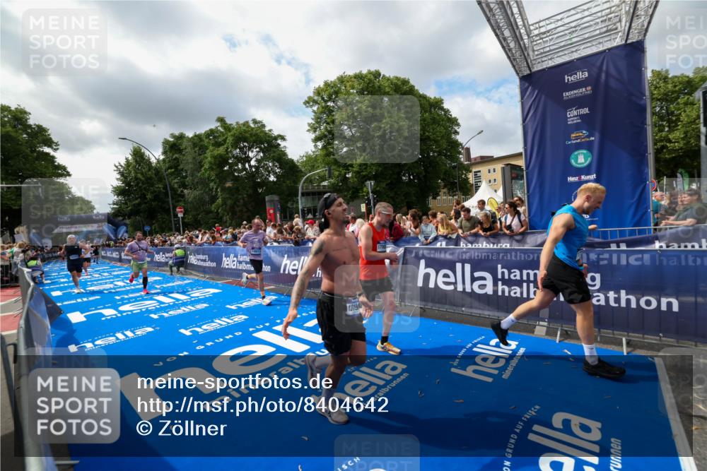 29.06.2025 - hella hamburg halbmarathon Zöllner http://msf.ph/oto/8404642 29.06.2025 10:39:51 Ziel 1975, 2525, 2573, 6149, 11714, 13190, 14204, 15435, 15744, 15813, 16580, 17005, 17792, 18013 meine-sportfotos.de