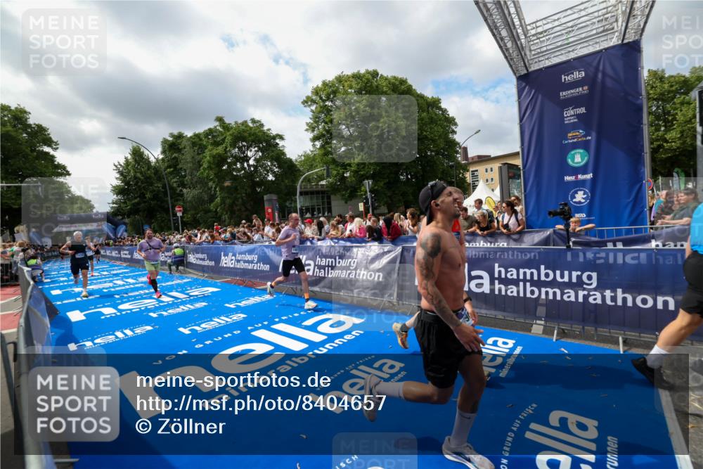 29.06.2025 - hella hamburg halbmarathon Zöllner http://msf.ph/oto/8404657 29.06.2025 10:39:51 Ziel 1975, 2525, 2573, 6149, 11714, 13190, 14204, 15435, 15744, 15813, 16580, 17005, 17792, 18013 meine-sportfotos.de