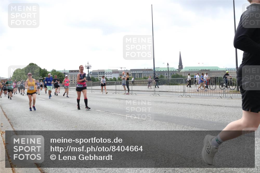 29.06.2025 - hella hamburg halbmarathon Lena Gebhardt http://msf.ph/oto/8404664 29.06.2025 10:41:04 Lombardsbrücke 4234, 7879, 1075, 1317, 1323, 1731, 2042, 2173, 2206, 2229, 2299, 2805, 2858, 3121, 3306, 3432, 3532, 3533, 3694, 4044, 4234, 4411, 4412, 4530, 4612, 4638, 4774, 4775, 4972, 5086, 5225, 5549, 5688, 5689, 5753, 5928, 6088, 6098, 6163, 6289, 6474, 6842, 7293, 7661, 7821, 7829, 7956, 8053, 8054, 8293, 8385, 8429, 8430, 8586, 8751, 8769, 8878, 8992, 9009, 9237, 9962, 10181, 10269, 10407, 10644, 10835, 11053 meine-sportfotos.de