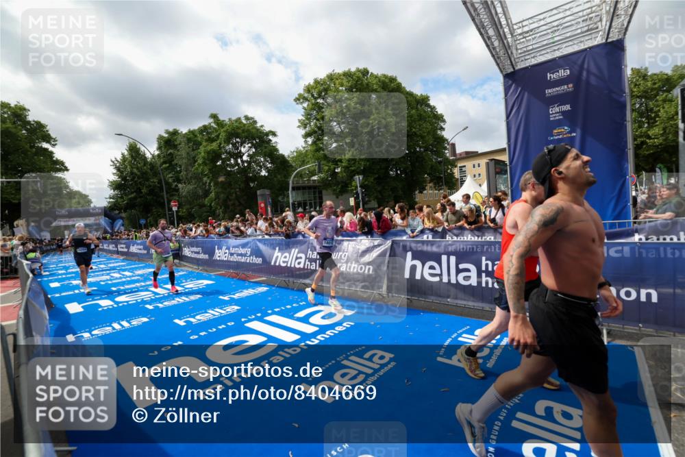 29.06.2025 - hella hamburg halbmarathon Zöllner http://msf.ph/oto/8404669 29.06.2025 10:39:52 Ziel 1975, 2525, 2563, 2573, 4766, 6149, 11714, 13190, 14204, 15744, 15813, 17005, 17792, 18013 meine-sportfotos.de