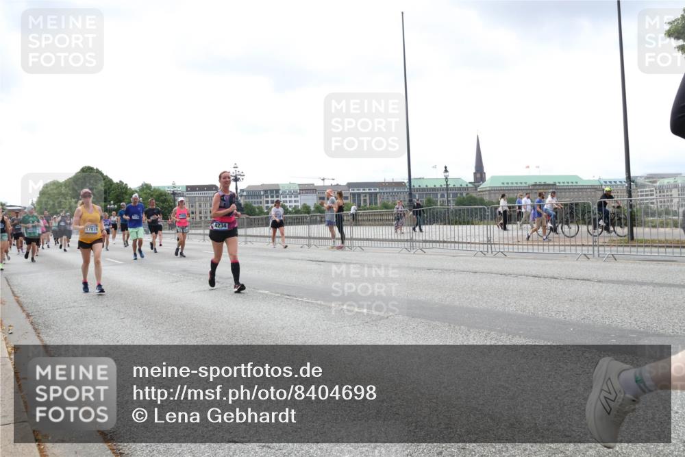 29.06.2025 - hella hamburg halbmarathon Lena Gebhardt http://msf.ph/oto/8404698 29.06.2025 10:41:04 Lombardsbrücke 17879, 17231, 4234, 1075, 1317, 1323, 1731, 2042, 2173, 2206, 2229, 2299, 2805, 2858, 3121, 3306, 3432, 3532, 3533, 3694, 4044, 4234, 4411, 4412, 4530, 4612, 4638, 4774, 4775, 4972, 5086, 5225, 5549, 5688, 5689, 5753, 5928, 6088, 6098, 6163, 6289, 6474, 6842, 7293, 7661, 7821, 7829, 7956, 8053, 8054, 8293, 8385, 8429, 8430, 8586, 8751, 8769, 8878, 8992, 9009, 9237, 9962, 10181, 10269, 10407, 10644, 10835, 11053 meine-sportfotos.de