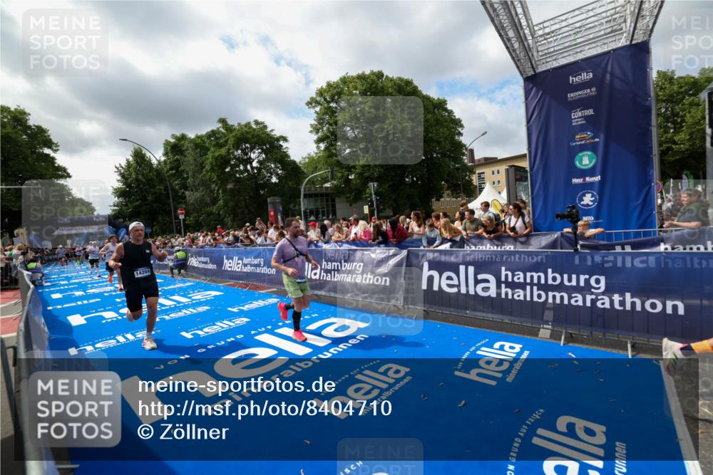 29.06.2025 - hella hamburg halbmarathon Zöllner http://msf.ph/oto/8404710 29.06.2025 10:39:53 Ziel 1603, 1975, 2525, 2563, 2573, 4766, 6149, 11714, 14204, 15744, 15813, 18013 meine-sportfotos.de