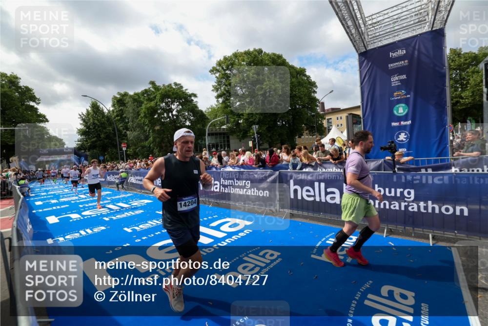 29.06.2025 - hella hamburg halbmarathon Zöllner http://msf.ph/oto/8404727 29.06.2025 10:39:54 Ziel 1603, 1975, 2525, 2563, 2573, 4766, 6149, 7981, 11714, 14204, 15744, 15813 meine-sportfotos.de