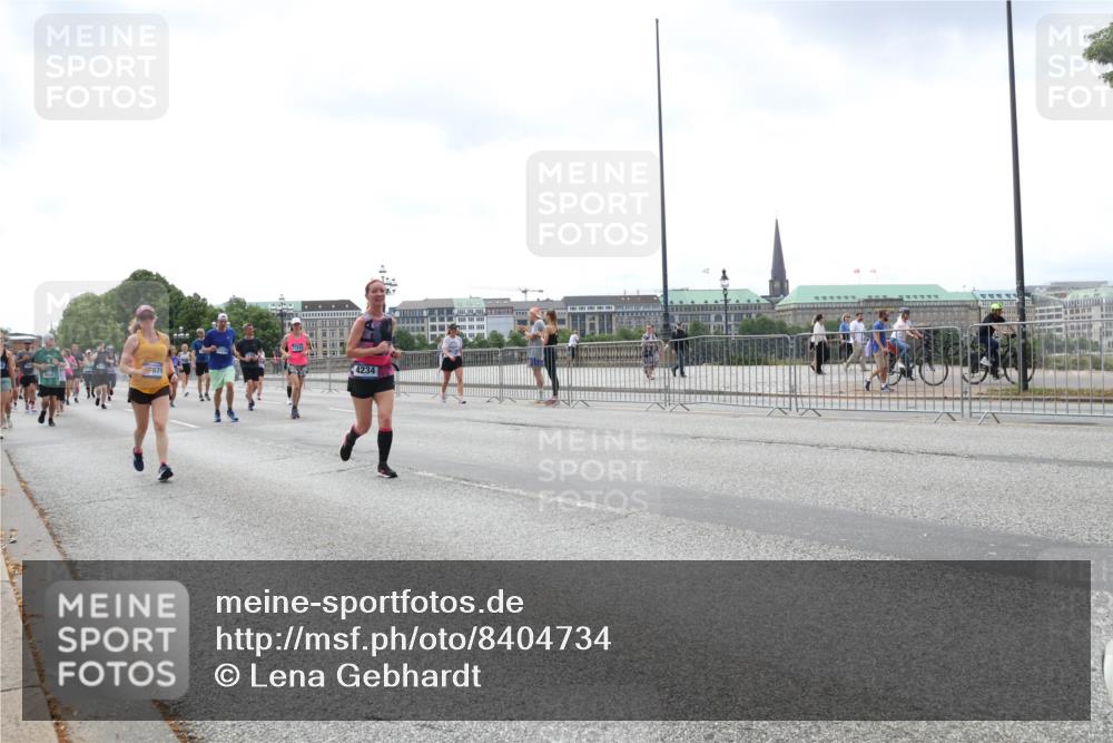 29.06.2025 - hella hamburg halbmarathon Lena Gebhardt http://msf.ph/oto/8404734 29.06.2025 10:41:05 Lombardsbrücke 4234, 7879, 1075, 1317, 1323, 1731, 2042, 2173, 2206, 2229, 2299, 2805, 2858, 3121, 3306, 3432, 3532, 3533, 3694, 4044, 4234, 4412, 4530, 4612, 4638, 4774, 4775, 4972, 5086, 5225, 5549, 5688, 5689, 5753, 5928, 6088, 6098, 6163, 6250, 6289, 6474, 6842, 7293, 7661, 7821, 7829, 7956, 8053, 8054, 8293, 8385, 8429, 8430, 8586, 8751, 8769, 8878, 8992, 9009, 9237, 9962, 10181, 10269, 10407, 10644, 10835, 11053 meine-sportfotos.de