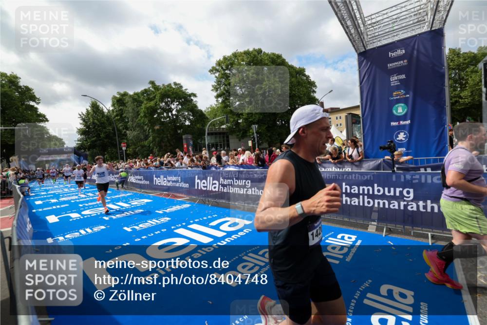 29.06.2025 - hella hamburg halbmarathon Zöllner http://msf.ph/oto/8404748 29.06.2025 10:39:54 Ziel 1603, 1975, 2525, 2563, 2573, 4766, 6149, 7981, 11714, 14204, 15744, 15813 meine-sportfotos.de