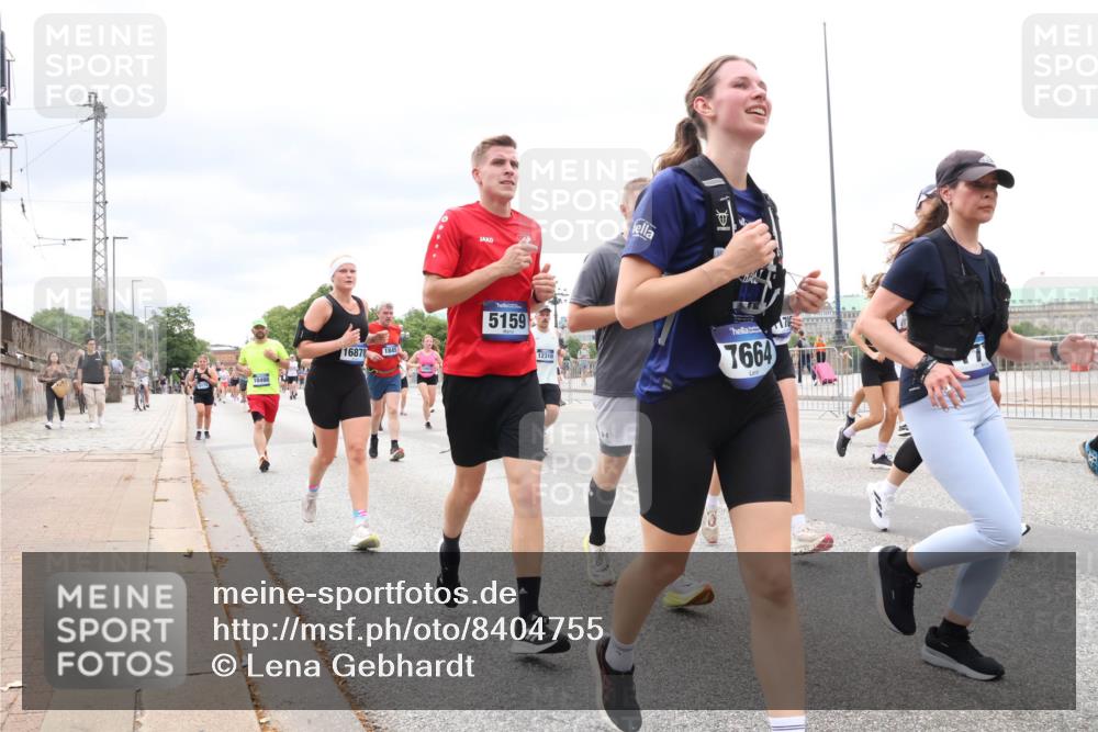 29.06.2025 - hella hamburg halbmarathon Lena Gebhardt http://msf.ph/oto/8404755 29.06.2025 10:58:33 Lombardsbrücke 10498, 16878, 1845, 5159, 12310, 7664, 1001, 1326, 1365, 1380, 1514, 1646, 1845, 2043, 2169, 2273, 2275, 2449, 2649, 2929, 3416, 3540, 3565, 3868, 4042, 4043, 4117, 4225, 4294, 5104, 5159, 5655, 5732, 5782, 5988, 6010, 6330, 6341, 6554, 6588, 6633, 6702, 6825, 6927, 7095, 7096, 7262, 7443, 7617, 7664, 7783, 7870, 7933, 7967, 8076, 8439, 8440, 8441, 8442, 8512, 8592, 8701, 8752, 8888, 9123, 9221, 9225, 9239, 9563, 9636, 9889, 9960, 9982, 10498 meine-sportfotos.de