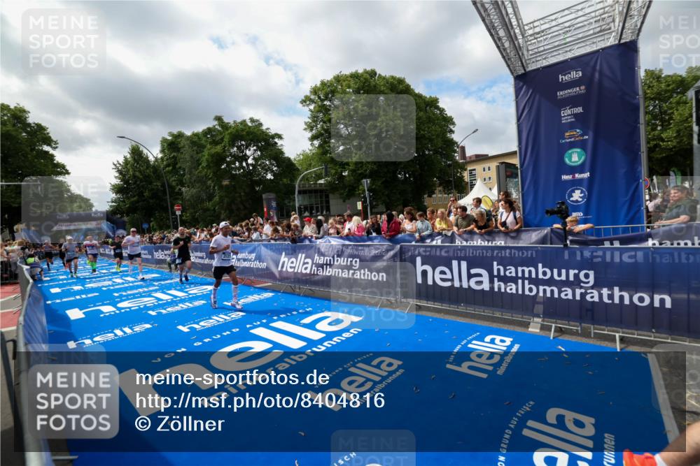 29.06.2025 - hella hamburg halbmarathon Zöllner http://msf.ph/oto/8404816 29.06.2025 10:39:56 Ziel 1603, 1975, 2525, 2563, 2573, 3626, 4766, 6149, 7981, 8574, 11714, 15421, 15813 meine-sportfotos.de