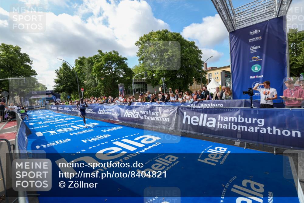 29.06.2025 - hella hamburg halbmarathon Zöllner http://msf.ph/oto/8404821 29.06.2025 10:03:17 Ziel 16 meine-sportfotos.de