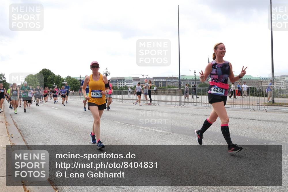 29.06.2025 - hella hamburg halbmarathon Lena Gebhardt http://msf.ph/oto/8404831 29.06.2025 10:41:06 Lombardsbrücke 4530, 17879, 4234, 1075, 1317, 1323, 1731, 2042, 2173, 2206, 2229, 2299, 2805, 2858, 3121, 3306, 3432, 3532, 3533, 3694, 4044, 4234, 4412, 4530, 4612, 4638, 4774, 4775, 4972, 5086, 5225, 5549, 5688, 5689, 5753, 5928, 6088, 6098, 6163, 6250, 6289, 6474, 6842, 7293, 7661, 7821, 7829, 7956, 8053, 8054, 8293, 8385, 8429, 8430, 8586, 8751, 8769, 8878, 8992, 9009, 9237, 9962, 10181, 10269, 10407, 10644, 10835, 11053 meine-sportfotos.de