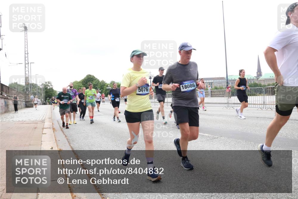 29.06.2025 - hella hamburg halbmarathon Lena Gebhardt http://msf.ph/oto/8404832 29.06.2025 10:50:18 Lombardsbrücke 14692, 733, 5076, 120, 18086, 1259, 1487, 1511, 1828, 2047, 2212, 3203, 3680, 3701, 3710, 3805, 3897, 4090, 4168, 4870, 4961, 5119, 5131, 5749, 5751, 5997, 6680, 6830, 7505, 7677, 7721, 7722, 7755, 8254, 8299, 8834, 9015, 9605, 9940, 10060, 10286, 10617, 10683, 10744, 11030, 11426, 11696, 11716, 11760, 12079, 13127, 13128, 13309, 13381, 13744, 13846, 13887, 14102, 14144, 14505, 14545, 14591, 14940, 15017, 15230, 15626 meine-sportfotos.de