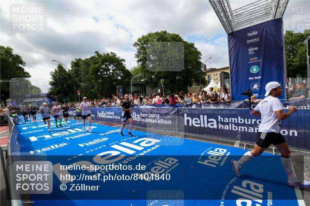 29.06.2025 - hella hamburg halbmarathon Zöllner http://msf.ph/oto/8404840 29.06.2025 10:39:57 Ziel 1603, 2525, 2563, 2573, 3626, 4766, 6149, 7981, 8467, 8574, 11714, 15421, 15813 meine-sportfotos.de