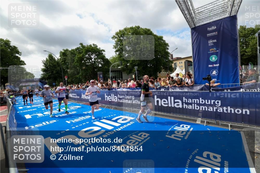 29.06.2025 - hella hamburg halbmarathon Zöllner http://msf.ph/oto/8404854 29.06.2025 10:39:58 Ziel 1603, 2525, 2563, 2573, 3626, 4766, 5375, 6149, 7981, 8467, 8574, 11714, 15421, 15813 meine-sportfotos.de