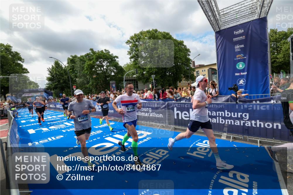 29.06.2025 - hella hamburg halbmarathon Zöllner http://msf.ph/oto/8404867 29.06.2025 10:39:59 Ziel 1603, 2563, 2573, 3626, 4766, 5375, 6149, 7981, 8467, 8574, 11714, 15421, 15813 meine-sportfotos.de