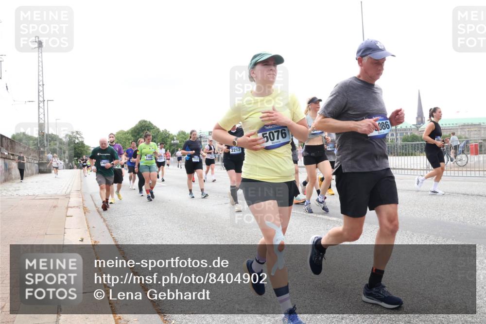 29.06.2025 - hella hamburg halbmarathon Lena Gebhardt http://msf.ph/oto/8404902 29.06.2025 10:50:18 Lombardsbrücke 7305, 146, 2212, 5076, 086, 1259, 1487, 1511, 1828, 2047, 2212, 3203, 3680, 3701, 3710, 3805, 3897, 4090, 4168, 4870, 4961, 5119, 5131, 5749, 5751, 5997, 6680, 6830, 7505, 7677, 7721, 7722, 7755, 8254, 8299, 8834, 9015, 9605, 9940, 10060, 10286, 10617, 10683, 10744, 11030, 11426, 11696, 11716, 11760, 12079, 13127, 13128, 13309, 13381, 13744, 13846, 13887, 14102, 14144, 14505, 14545, 14591, 14940, 15017, 15230, 15626 meine-sportfotos.de