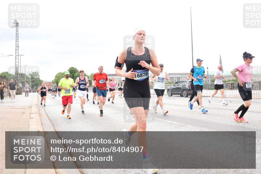 29.06.2025 - hella hamburg halbmarathon Lena Gebhardt http://msf.ph/oto/8404907 29.06.2025 10:58:34 Lombardsbrücke 10498, 1845, 14935, 16878, 12310, 5655, 354, 1001, 1326, 1365, 1380, 1514, 1646, 1845, 2043, 2169, 2273, 2275, 2449, 2649, 2929, 3416, 3540, 3565, 3868, 4042, 4043, 4117, 4225, 4294, 5104, 5159, 5655, 5732, 5782, 5988, 6010, 6330, 6341, 6554, 6588, 6633, 6638, 6702, 6825, 6927, 7095, 7096, 7262, 7443, 7617, 7664, 7783, 7870, 7933, 7957, 7967, 8076, 8439, 8440, 8441, 8442, 8489, 8512, 8592, 8701, 8752, 8888, 9123, 9221, 9225, 9239, 9563, 9636, 9889, 9960, 9982, 10498 meine-sportfotos.de