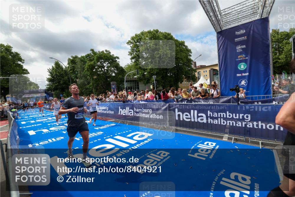 29.06.2025 - hella hamburg halbmarathon Zöllner http://msf.ph/oto/8404921 29.06.2025 10:40:03 Ziel 2826, 3626, 5050, 5375, 6080, 7981, 8467, 8574, 12091, 13514, 15421, 17973 meine-sportfotos.de