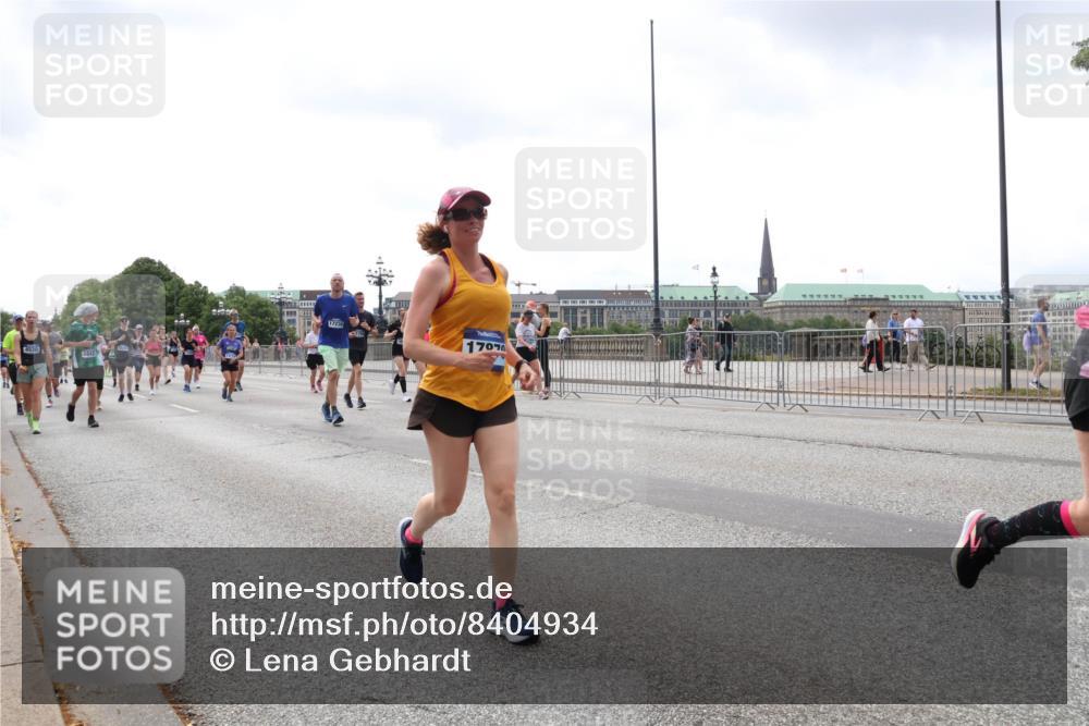 29.06.2025 - hella hamburg halbmarathon Lena Gebhardt http://msf.ph/oto/8404934 29.06.2025 10:41:07 Lombardsbrücke 4530, 6842, 17234, 170, 70, 1075, 1317, 1323, 1731, 2042, 2173, 2206, 2229, 2299, 2805, 2858, 3121, 3306, 3432, 3532, 3533, 3694, 4044, 4234, 4412, 4530, 4612, 4638, 4774, 4775, 4972, 5086, 5225, 5549, 5688, 5689, 5753, 5928, 5942, 6088, 6098, 6163, 6250, 6289, 6474, 6793, 6842, 6894, 7293, 7661, 7821, 7829, 8053, 8054, 8293, 8385, 8429, 8430, 8586, 8751, 8769, 8878, 8992, 9009, 9237, 9962, 10181, 10269, 10407, 10644, 10835, 11053 meine-sportfotos.de