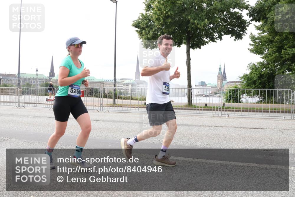 29.06.2025 - hella hamburg halbmarathon Lena Gebhardt http://msf.ph/oto/8404946 29.06.2025 10:24:13 Lombardsbrücke 5260, 525, 1005, 1009, 1064, 1389, 1444, 1545, 2132, 2477, 2489, 3013, 3185, 3285, 3579, 3786, 4122, 4162, 4464, 4597, 4684, 4719, 4990, 4993, 5039, 5055, 5258, 5260, 5358, 5661, 5954, 6478, 6524, 6526, 7013, 7426, 7528, 7920, 7975, 8141, 8149, 8167, 8187, 8297, 8502, 8676, 8717, 9063, 9217, 9603, 11044, 11306, 11347, 11415, 11454, 12210, 13149, 13380, 13573, 13711, 14143, 15739, 15853 meine-sportfotos.de