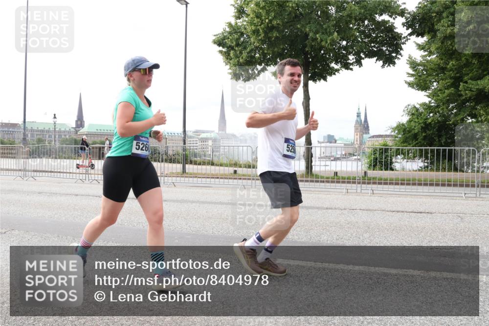 29.06.2025 - hella hamburg halbmarathon Lena Gebhardt http://msf.ph/oto/8404978 29.06.2025 10:24:13 Lombardsbrücke 5260, 525, 1005, 1009, 1064, 1389, 1444, 1545, 2132, 2477, 2489, 3013, 3185, 3285, 3579, 3786, 4122, 4162, 4464, 4597, 4684, 4719, 4990, 4993, 5039, 5055, 5258, 5260, 5358, 5661, 5954, 6478, 6524, 6526, 7013, 7426, 7528, 7920, 7975, 8141, 8149, 8167, 8187, 8297, 8502, 8676, 8717, 9063, 9217, 9603, 11044, 11306, 11347, 11415, 11454, 12210, 13149, 13380, 13573, 13711, 14143, 15739, 15853 meine-sportfotos.de