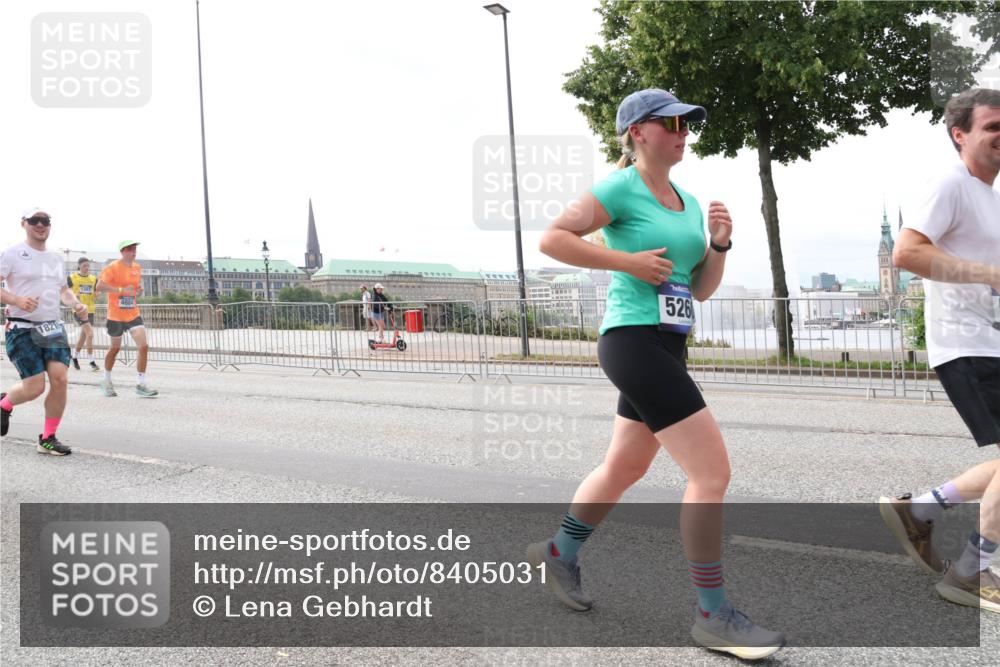29.06.2025 - hella hamburg halbmarathon Lena Gebhardt http://msf.ph/oto/8405031 29.06.2025 10:24:14 Lombardsbrücke 1821, 526, 1005, 1009, 1064, 1389, 1444, 1545, 2132, 2477, 2489, 3013, 3185, 3285, 3579, 3786, 4122, 4162, 4464, 4597, 4684, 4719, 4990, 4993, 5039, 5055, 5258, 5260, 5358, 5661, 5954, 6478, 6524, 6526, 7013, 7426, 7528, 7920, 7975, 8141, 8149, 8167, 8187, 8297, 8502, 8717, 9063, 9217, 9603, 11044, 11306, 11347, 11415, 11454, 12210, 13149, 13380, 13573, 13711, 14143, 15739, 15853 meine-sportfotos.de