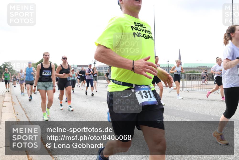 29.06.2025 - hella hamburg halbmarathon Lena Gebhardt http://msf.ph/oto/8405068 29.06.2025 10:41:12 Lombardsbrücke 4530, 1680, 1787, 131, 1075, 1317, 1323, 1536, 1542, 1731, 2229, 2258, 2299, 2805, 2858, 3121, 3344, 3432, 3532, 3533, 3623, 3694, 4234, 4412, 4415, 4530, 4610, 4638, 4774, 4775, 5086, 5225, 5549, 5688, 5689, 5753, 5928, 5942, 6088, 6098, 6250, 6289, 6474, 6793, 6842, 6894, 7022, 7023, 7293, 7661, 7821, 7829, 8053, 8054, 8293, 8385, 8429, 8430, 8586, 8751, 8769, 8878, 8992, 9009, 9237, 9962, 10181, 10269, 10407, 10483, 10644, 10835, 11053, 11166 meine-sportfotos.de