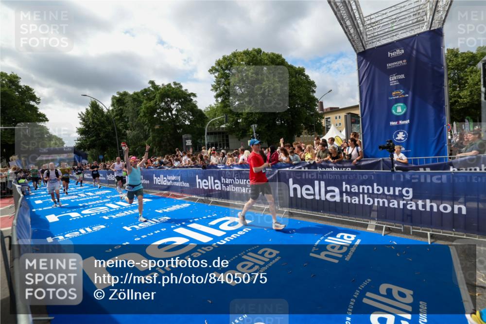 29.06.2025 - hella hamburg halbmarathon Zöllner http://msf.ph/oto/8405075 29.06.2025 10:40:15 Ziel 3547, 4381, 5007, 5409, 5410, 5508, 5803, 5916, 7495, 8465, 8933, 10968, 11731, 12704, 13667, 14699, 18614, 18979 meine-sportfotos.de