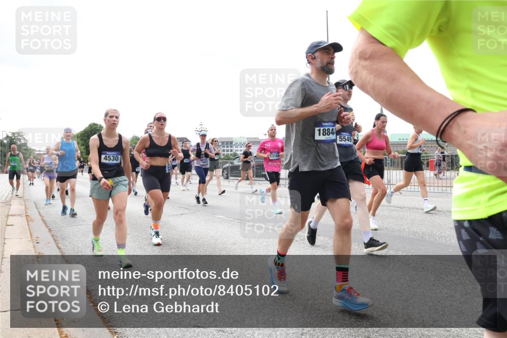 29.06.2025 - hella hamburg halbmarathon Lena Gebhardt http://msf.ph/oto/8405102 29.06.2025 10:41:13 Lombardsbrücke 4530, 1680, 14, 13168, 18844, 5549, 1075, 1317, 1536, 1542, 1731, 2229, 2258, 2299, 2805, 2858, 3121, 3344, 3432, 3532, 3533, 3623, 3694, 4234, 4412, 4415, 4530, 4610, 4638, 4774, 4775, 5086, 5225, 5549, 5688, 5689, 5753, 5928, 5942, 6088, 6098, 6250, 6289, 6474, 6793, 6842, 6894, 7022, 7023, 7293, 7661, 7821, 7829, 8053, 8054, 8293, 8385, 8429, 8430, 8586, 8751, 8769, 8878, 8992, 9009, 9237, 9962, 10181, 10269, 10348, 10407, 10483, 10644, 10835, 11053, 11166 meine-sportfotos.de