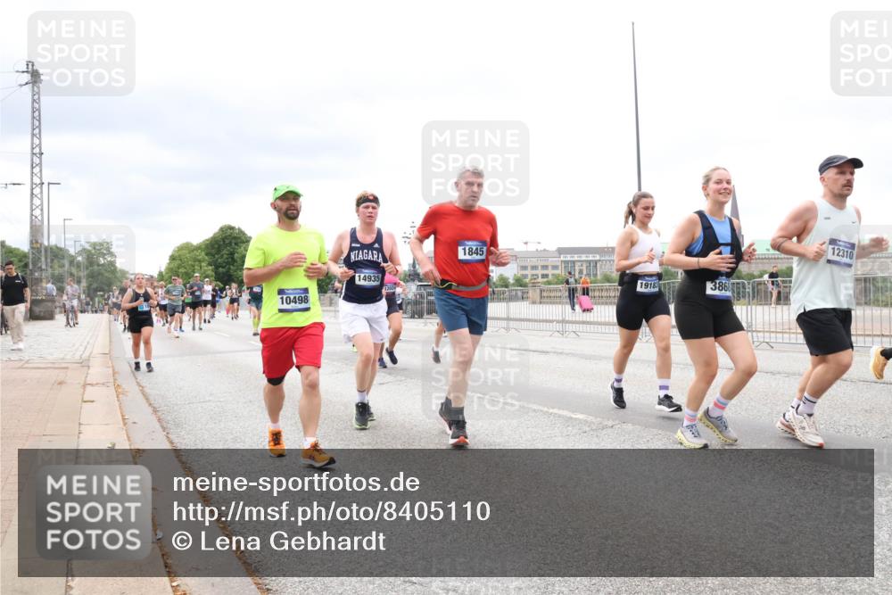 29.06.2025 - hella hamburg halbmarathon Lena Gebhardt http://msf.ph/oto/8405110 29.06.2025 10:58:35 Lombardsbrücke 10498, 14935, 1845, 19183, 3868, 12310, 1001, 1326, 1365, 1380, 1514, 1646, 1845, 2043, 2169, 2273, 2275, 2449, 2649, 2929, 3416, 3540, 3565, 3868, 4042, 4043, 4117, 4225, 4294, 5104, 5159, 5655, 5732, 5782, 5988, 6010, 6330, 6341, 6554, 6588, 6633, 6638, 6702, 6825, 6927, 7095, 7096, 7262, 7443, 7617, 7664, 7783, 7870, 7933, 7957, 7967, 8076, 8439, 8440, 8441, 8442, 8489, 8592, 8701, 8752, 8888, 9123, 9221, 9225, 9239, 9563, 9636, 9889, 9960, 9982, 10498 meine-sportfotos.de