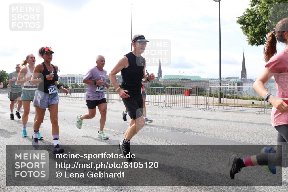 29.06.2025 - hella hamburg halbmarathon Lena Gebhardt http://msf.ph/oto/8405120 29.06.2025 10:16:34 Lombardsbrücke 1548, 8707, 1117, 1212, 1240, 1244, 1403, 1599, 1602, 1825, 2347, 2803, 2835, 2912, 3030, 3088, 3134, 3156, 3176, 3450, 3484, 3648, 3687, 4478, 4583, 4637, 5036, 5037, 5046, 5294, 6024, 6328, 6488, 6742, 6941, 6948, 7158, 7358, 7753, 8274, 8295, 8317, 8597, 8619, 8645, 8707, 8847, 8857, 9091, 9208, 9332, 9492, 9601, 9628, 9664, 9676, 9802, 9810, 9881, 10076, 10107, 10139, 10141, 10183, 10232, 10292, 10844, 10990, 11344, 11345 meine-sportfotos.de