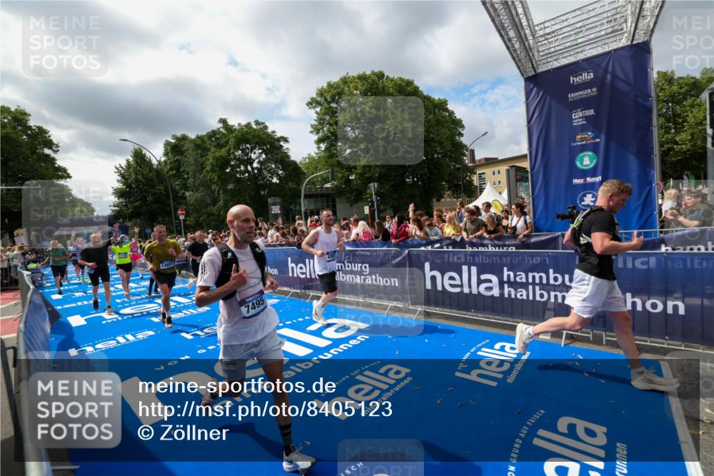 29.06.2025 - hella hamburg halbmarathon Zöllner http://msf.ph/oto/8405123 29.06.2025 10:40:18 Ziel 3547, 4381, 5409, 5410, 5803, 5916, 7495, 8465, 10968, 11731, 12704, 13667, 14699, 18614, 18979 meine-sportfotos.de