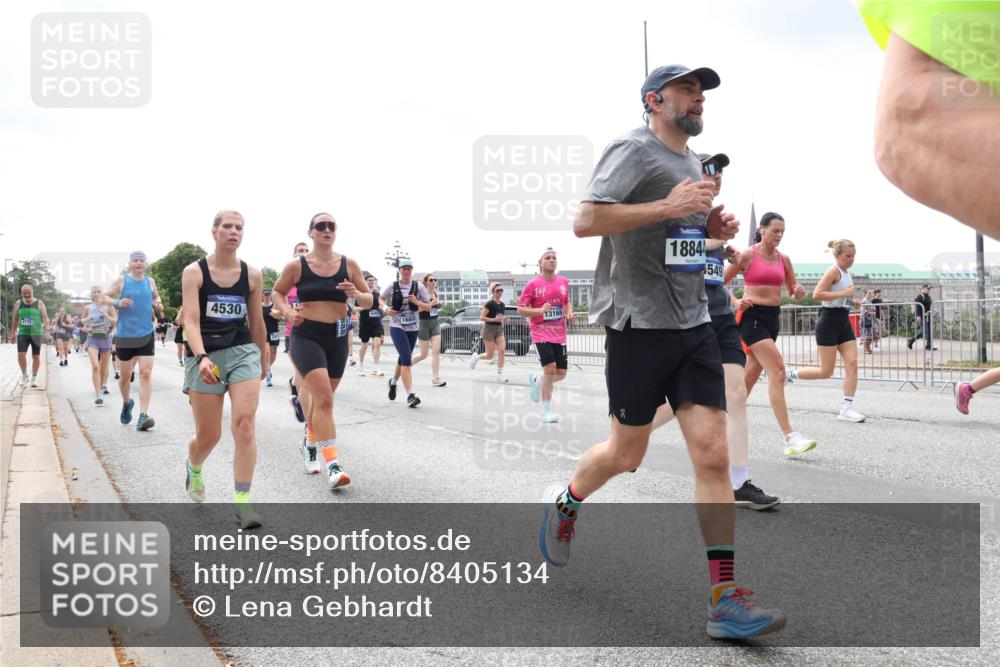 29.06.2025 - hella hamburg halbmarathon Lena Gebhardt http://msf.ph/oto/8405134 29.06.2025 10:41:13 Lombardsbrücke 4530, 1775, 16802, 13168, 1884, 3549, 1075, 1317, 1536, 1542, 1731, 2229, 2258, 2299, 2805, 2858, 3121, 3344, 3432, 3532, 3533, 3623, 3694, 4234, 4412, 4415, 4530, 4610, 4638, 4774, 4775, 5086, 5225, 5549, 5688, 5689, 5753, 5928, 5942, 6088, 6098, 6250, 6289, 6474, 6793, 6842, 6894, 7022, 7023, 7293, 7661, 7821, 7829, 8053, 8054, 8293, 8385, 8429, 8430, 8586, 8751, 8769, 8878, 8992, 9009, 9237, 9962, 10181, 10269, 10348, 10407, 10483, 10644, 10835, 11053, 11166 meine-sportfotos.de