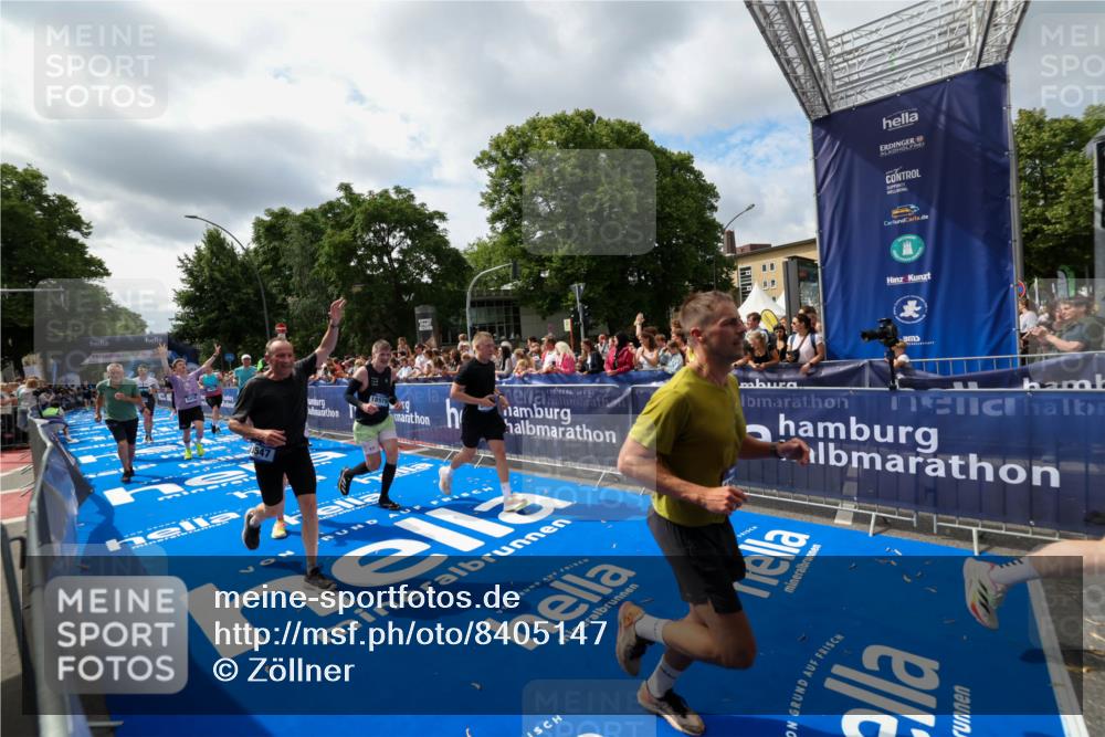 29.06.2025 - hella hamburg halbmarathon Zöllner http://msf.ph/oto/8405147 29.06.2025 10:40:19 Ziel 3547, 4381, 5409, 5410, 5803, 8465, 10968, 11731, 12704, 13667, 14699, 18614, 18979 meine-sportfotos.de