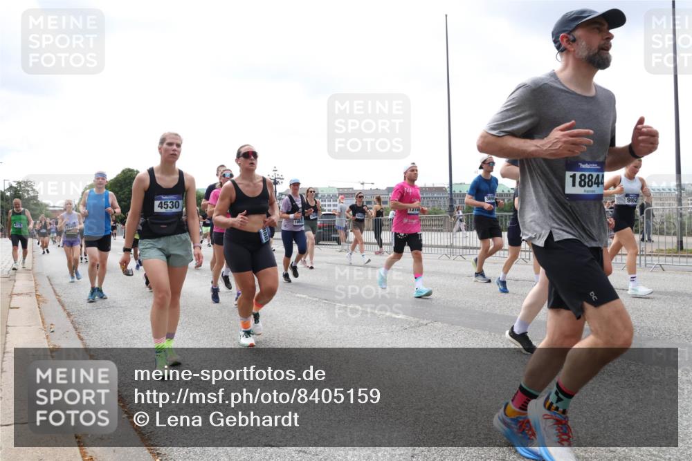 29.06.2025 - hella hamburg halbmarathon Lena Gebhardt http://msf.ph/oto/8405159 29.06.2025 10:41:13 Lombardsbrücke 4775, 15953, 4530, 16, 1316, 3694, 18844, 9962, 1075, 1317, 1536, 1542, 1731, 2229, 2258, 2299, 2805, 2858, 3121, 3344, 3432, 3532, 3533, 3623, 3694, 4234, 4412, 4415, 4530, 4610, 4638, 4774, 4775, 5086, 5225, 5549, 5688, 5689, 5753, 5928, 5942, 6088, 6098, 6250, 6289, 6474, 6793, 6842, 6894, 7022, 7023, 7293, 7661, 7821, 7829, 8053, 8054, 8293, 8385, 8429, 8430, 8586, 8751, 8769, 8878, 8992, 9009, 9237, 9962, 10181, 10269, 10348, 10407, 10483, 10644, 10835, 11053, 11166 meine-sportfotos.de