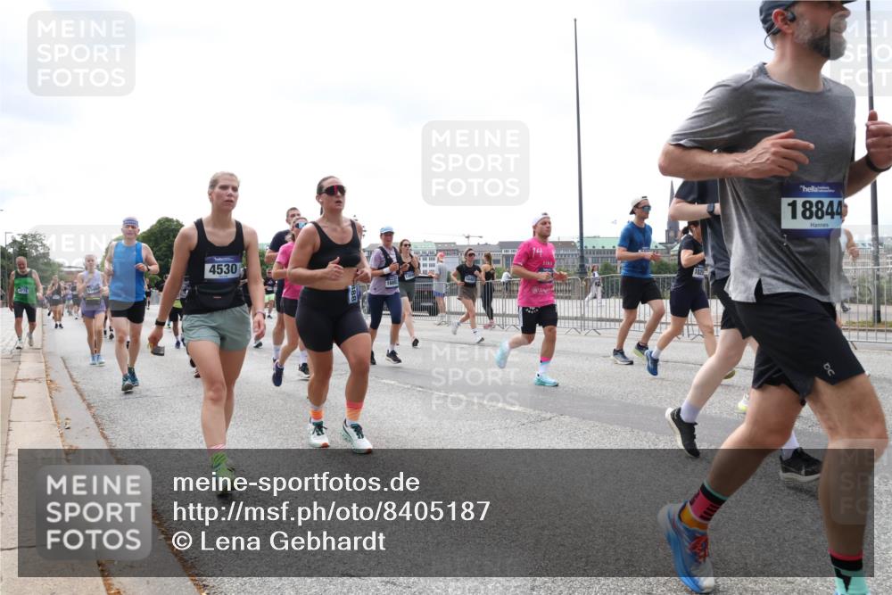 29.06.2025 - hella hamburg halbmarathon Lena Gebhardt http://msf.ph/oto/8405187 29.06.2025 10:41:13 Lombardsbrücke 4530, 1680, 102, 18844, 1075, 1317, 1536, 1542, 1731, 2229, 2258, 2299, 2805, 2858, 3121, 3344, 3432, 3532, 3533, 3623, 3694, 4234, 4412, 4415, 4530, 4610, 4638, 4774, 4775, 5086, 5225, 5549, 5688, 5689, 5753, 5928, 5942, 6088, 6098, 6250, 6289, 6474, 6793, 6842, 6894, 7022, 7023, 7293, 7661, 7821, 7829, 8053, 8054, 8293, 8385, 8429, 8430, 8586, 8751, 8769, 8878, 8992, 9009, 9237, 9962, 10181, 10269, 10348, 10407, 10483, 10644, 10835, 11053, 11166 meine-sportfotos.de