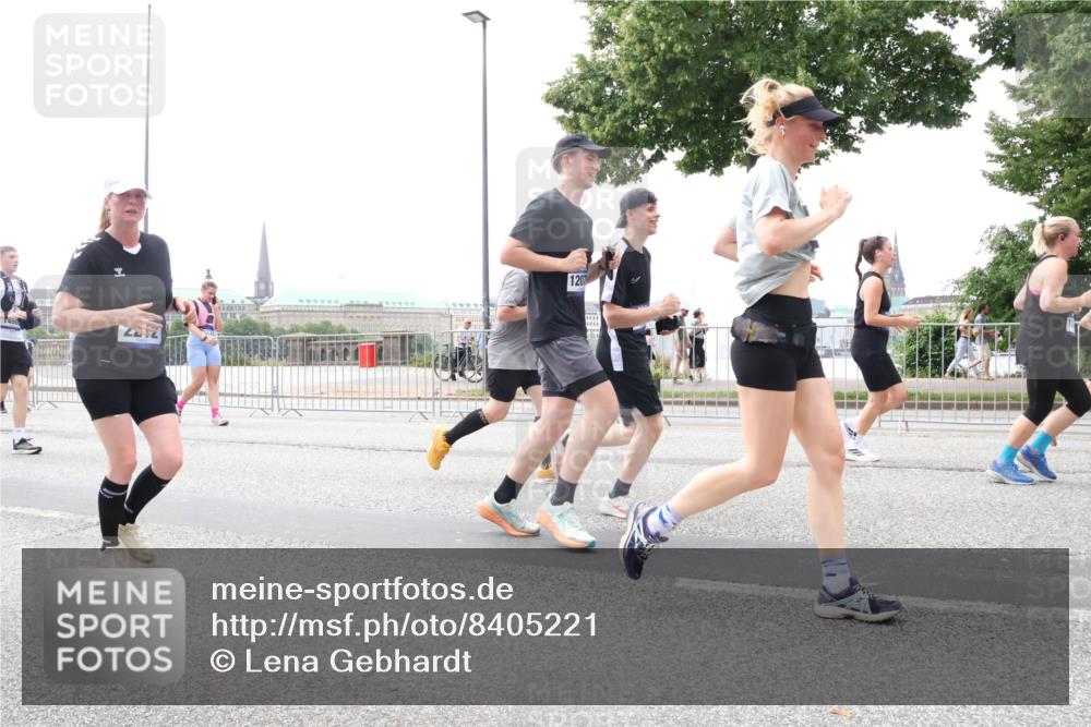 29.06.2025 - hella hamburg halbmarathon Lena Gebhardt http://msf.ph/oto/8405221 29.06.2025 10:50:20 Lombardsbrücke 1207, 1259, 1487, 1511, 1828, 2047, 3203, 3680, 3701, 3710, 3805, 3897, 4090, 4168, 4870, 4961, 5119, 5131, 5749, 5751, 5997, 6680, 6830, 7505, 7677, 7721, 7722, 7755, 8254, 8299, 8834, 9015, 9605, 9940, 10060, 10286, 10617, 10683, 10744, 11030, 11426, 11696, 11716, 11760, 12079, 13127, 13128, 13309, 13381, 13744, 13846, 13887, 14102, 14144, 14505, 14591, 14940, 15017, 15230, 15626 meine-sportfotos.de