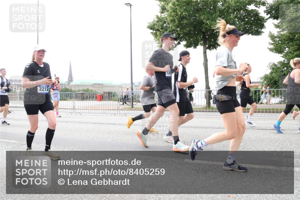 29.06.2025 - hella hamburg halbmarathon Lena Gebhardt http://msf.ph/oto/8405259 29.06.2025 10:50:20 Lombardsbrücke 2212, 1314, 12079, 1259, 1487, 1511, 1828, 2047, 3203, 3680, 3701, 3710, 3805, 3897, 4090, 4168, 4870, 4961, 5119, 5131, 5749, 5751, 5997, 6680, 6830, 7505, 7677, 7721, 7722, 7755, 8254, 8299, 8834, 9015, 9605, 9940, 10060, 10286, 10617, 10683, 10744, 11030, 11426, 11696, 11716, 11760, 12079, 13127, 13128, 13309, 13381, 13744, 13846, 13887, 14102, 14144, 14505, 14591, 14940, 15017, 15230, 15626 meine-sportfotos.de